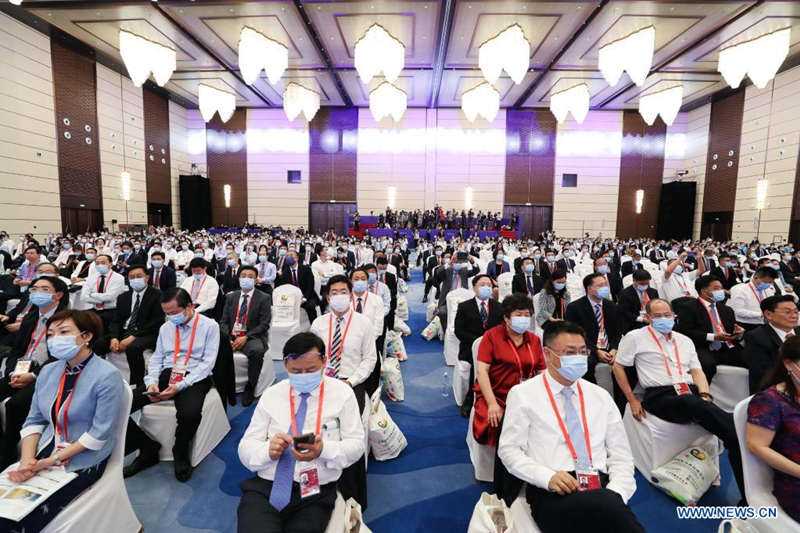 Imagen del 6 de mayo de 2021 de la ceremonia de inauguración de la primera Exposición Internacional de Productos de Consumo de China, en Haikou, capital de la provincia de Hainan, en el sur de China. La exposición, que fue inaugurada el jueves en Haikou, contará con la participación de casi 1.500 empresas de alrededor de 70 países y regiones. (Xinhua/Jin Liwang)
