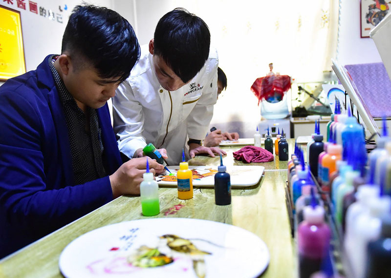 Un joven crea obras de arte en sus platos con la mermelada