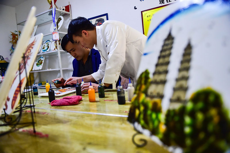 Un joven crea obras de arte en sus platos con la mermelada