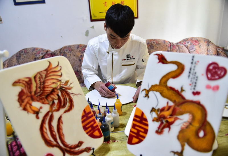 Un joven crea obras de arte en sus platos con la mermelada