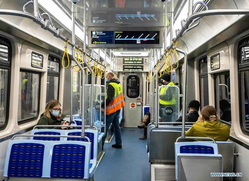 Vagones chinos se prueban dentro del sistema de transporte de Chicago, EE.UU.