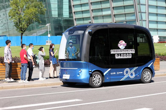 Los visitantes hacen cola para probar el coche autónomo el 8 de septiembre de 2020. (Chen Xiaogen/Pueblo en línea)