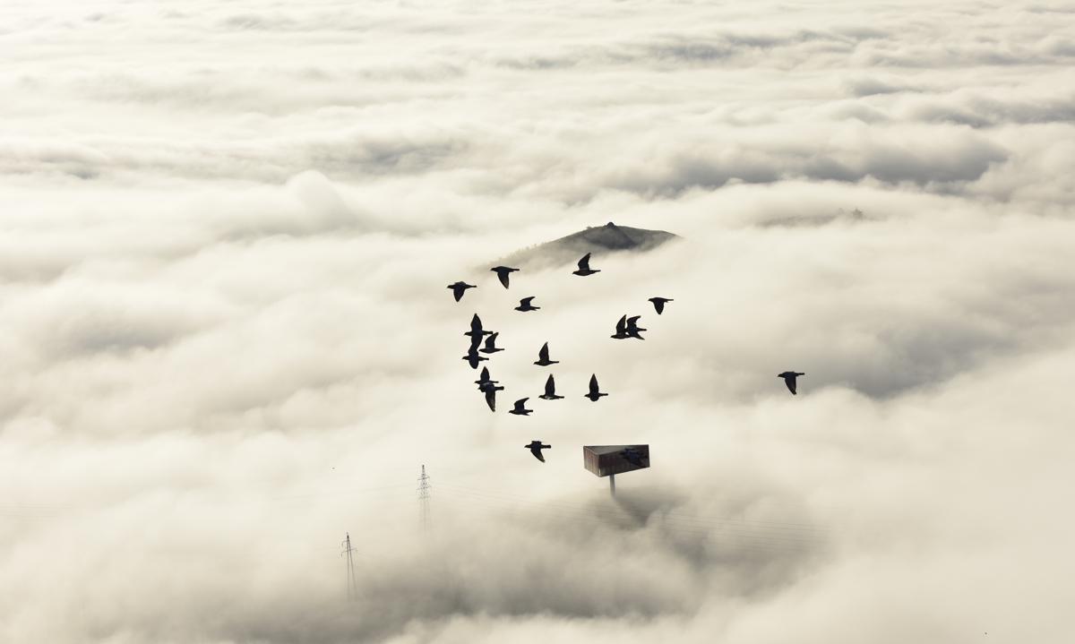 Las monta?as en Ar Horchqin, en la región autónoma de Mongolia Interior, envueltas en nubes y niebla a principios de oto?o. [Foto / chinadaily.com.cn]