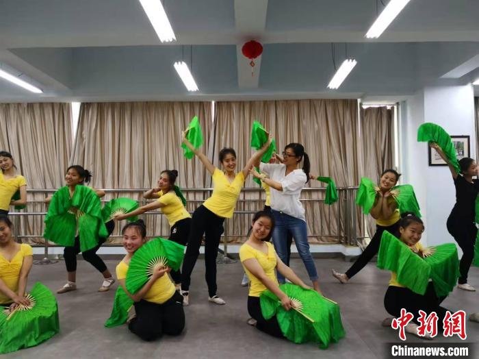 Zhao Jing (con gafas) y sus estudiantes en medio de un ensayo. (Foto: cortesía de Zhao Jing)