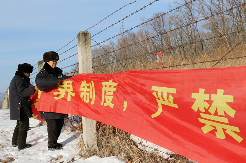 Han Shuxiu y Xue Kui patrullan el área fronteriza alrededor de la aldea Jinchanggou en Dongning, en la frontera entre China y Rusia, provincia de Heilongjiang. [Foto: proporcionada a chinadaily.com.cn]