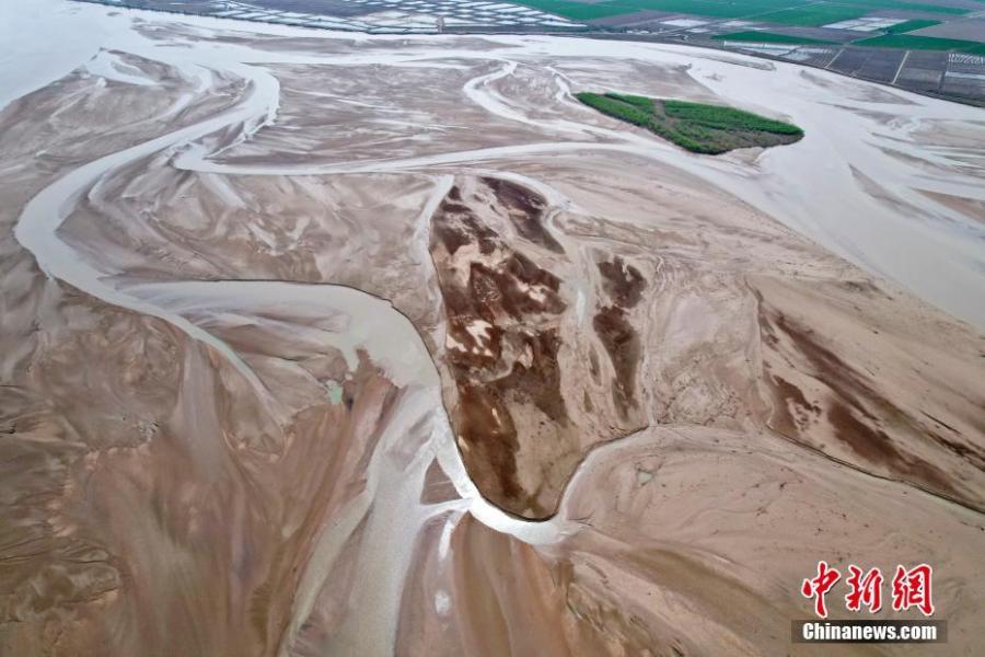 Naturales “pinturas” decoran el lecho del río Amarillo