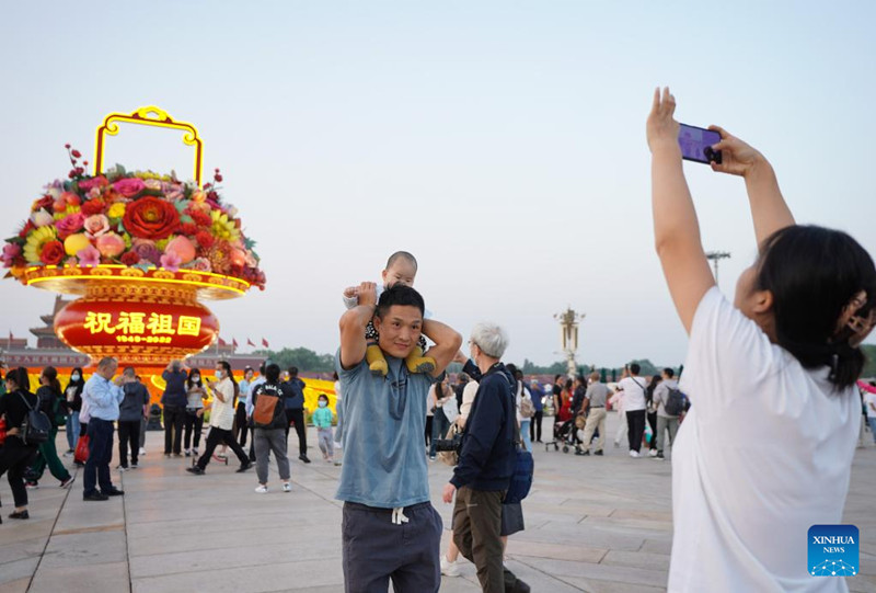 Hermosa “cesta de flores” decora la Plaza Tian'anmen con motivo del Día Nacional