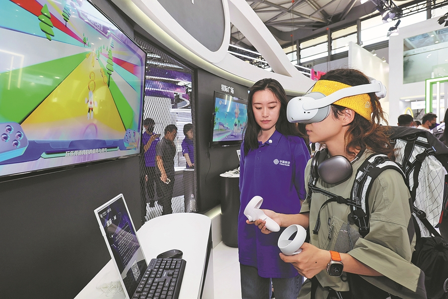 Usuarios experimentan dispositivos de realidad virtual en el MWC de este a?o en Shanghai. [Foto: Xinhua]