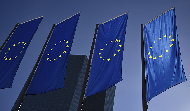 Banderas de la Unión Europea ondean fuera de la sede de la Comisión Europea en Bruselas, Bélgica, 1o de marzo del 2023. [Foto: agencias]