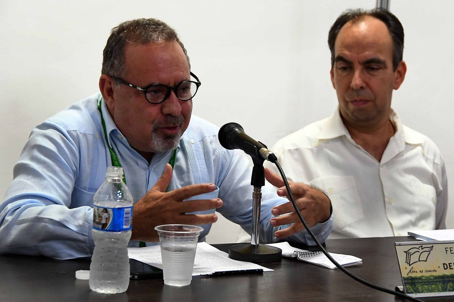 Imagen de archivo del 11 de febrero de 2020, del académico chileno-venezolano Sergio Rodríguez Gelfenstein (i), acompa?ado del rector del Instituto Superior de Relaciones Internacionales Rogelio Polanco (d), hablando durante la presentación de su libro "China en el siglo XXI. El despertar de un gigante", durante la Feria Internacional del Libro de La Habana, en La Habana, Cuba. (Xinhua/Joaquín Hernández)