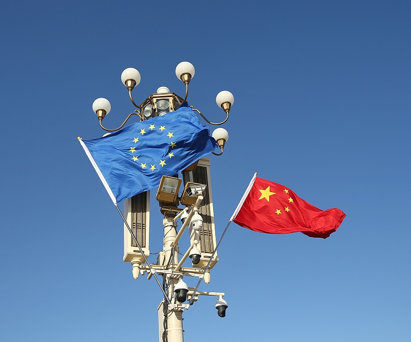Las banderas de China y de UE. (Foto: VCG)