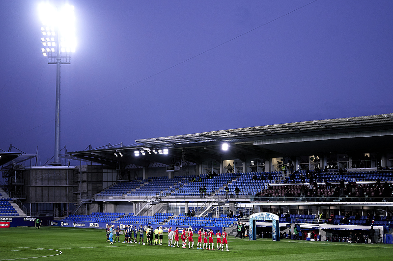 Los jugadores se paran en el campo antes de un partido en el Estadio El Alcoraz de SD Huesca, en Huesca, Espa?a. (Foto: VCG)