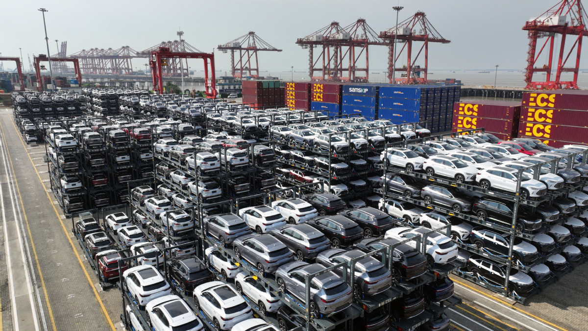 Un lote de NEV se carga para su exportación en el puerto de Taicang, provincia de Jiangsu, 11 de julio del 2023. (Foto: Ji Haixin/ China Daily)