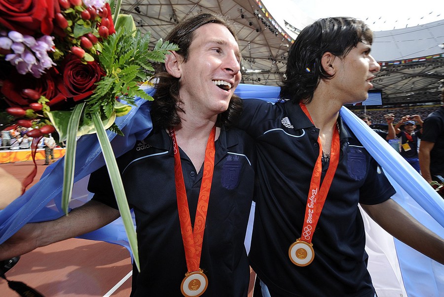 Lionel Messi (izq.) celebra con sus compa?eros de equipo en la ceremonia de premiación del evento de fútbol masculino de los Juegos Olímpicos de Beijing 2008 en el Estadio Nacional, conocido como Nido de Pájaro, en Beijing, China, el 23 de agosto de 2008. (Xinhua/Wu Xiaoling)