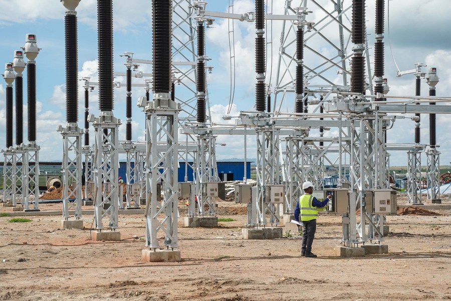 David Maina Kamore patrulla la obra de construcción de la subestación transformadora Konza en el condado de Machakos, Kenia, el 5 de mayo de 2023. David Maina Kamore, de 32 a?os de edad, es un ingeniero eléctrico de dicha subestación, una profesión que había so?ado desde ni?o. (Xinhua/Han Xu)