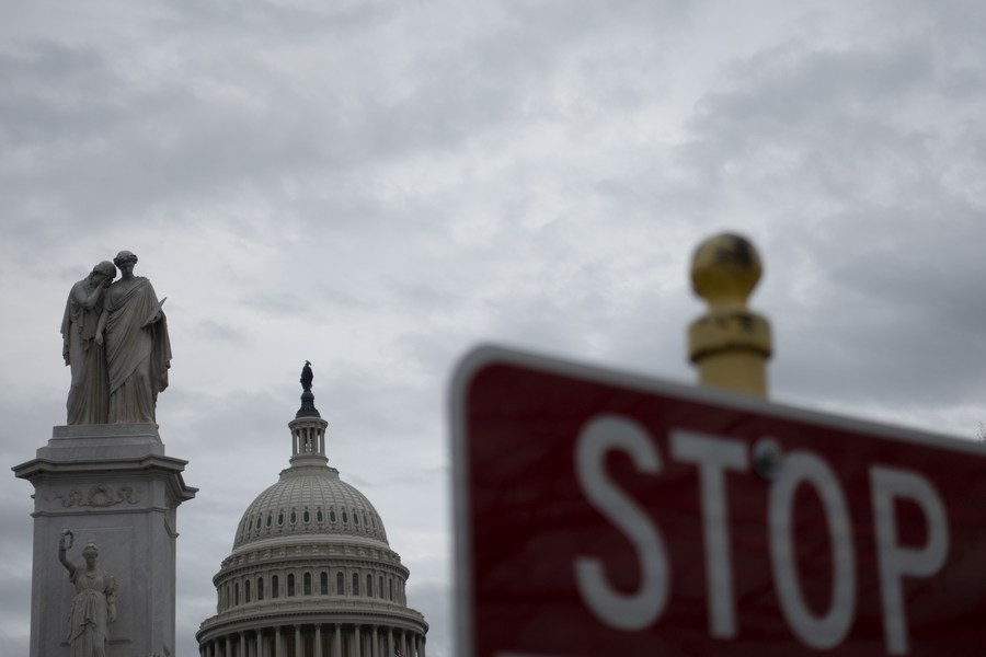 Imagen de archivo del 13 de febrero de 2020 del Capitolio y una se?al de "alto" en Washington D.C., Estados Unidos. (Xinhua/Liu Jie)