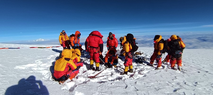 Equipo de expedición chino alcanza cumbre del monte Cho Oyu para realizar investigaciones científicas