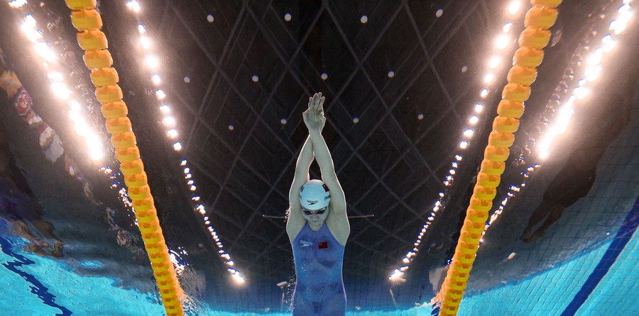 Zhang Yufei, de China, compite durante la final femenina de 100m estilo mariposa de Natación en los XIX Juegos Asiáticos, en Hangzhou, en la provincia de Zhejiang, en el este de China, el 27 de septiembre de 2023. (Xinhua/Xia Yifang)