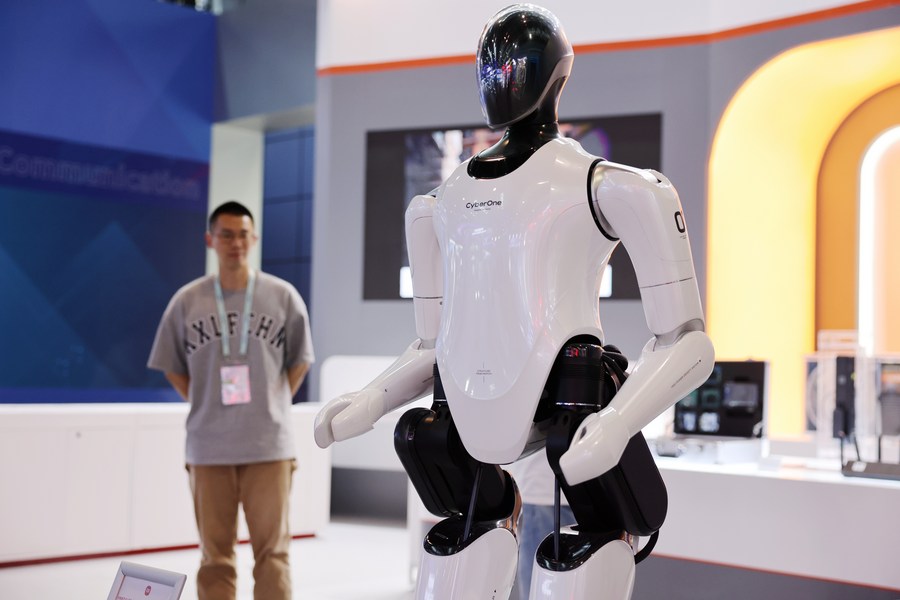 La foto, tomada el 26 de mayo de 2023, muestra un robot humanoide biónico de tama?o natural exhibido en el centro de exposiciones de la Zona de Demostración Nacional de Innovación Independiente de Zhongguancun, en Beijing, capital de China. (Xinhua/Zhang Chenlin)