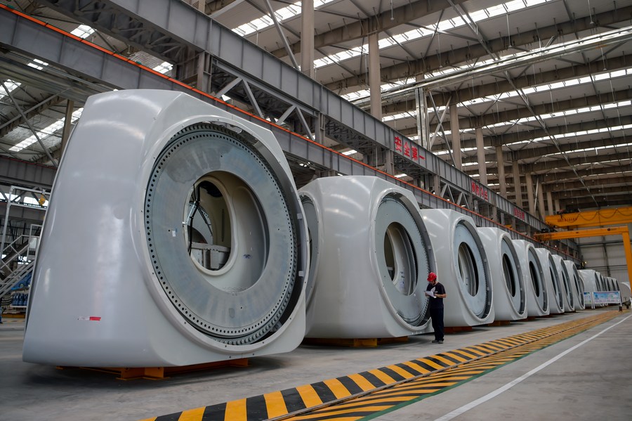 Un empleado trabaja en una fábrica de una compa?ía de energía eólica en Ulanqab, en la región autónoma de Mongolia Interior, en el norte de China, el 2 de agosto de 2022. (Xinhua/Li Zhipeng)