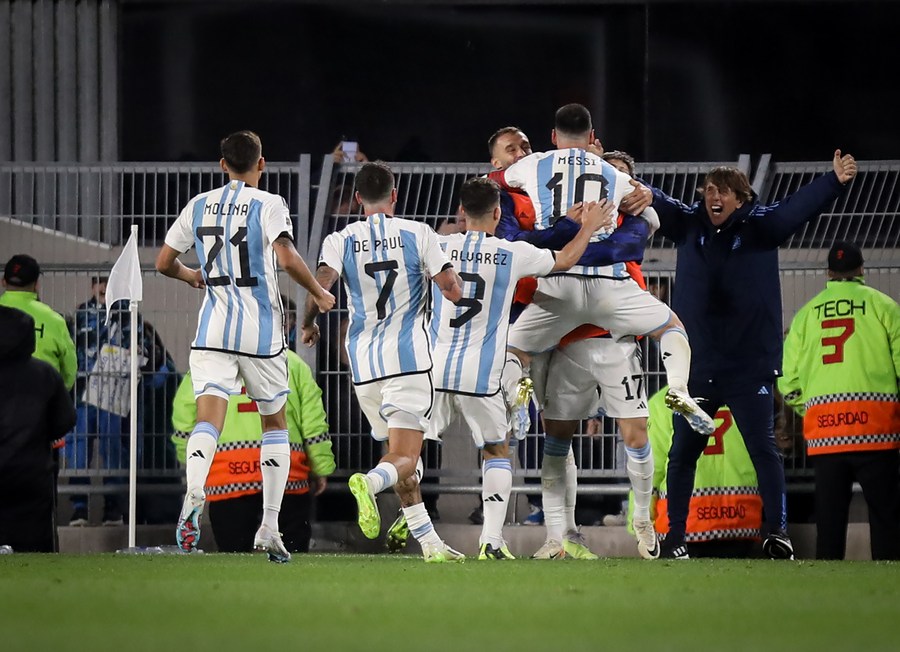 Imagen del 7 de septiembre de 2023 del jugador Lionel Messi (2-d-arriba), de Argentina, festejando una anotación junto a sus compa?eros durante el partido por la primera fecha de las Eliminatorias Sudamericanas para el Mundial de Estados Unidos, México y Canadá 2026, ante Ecuador, celebrado en el estadio Monumental, en la ciudad de Buenos Aires, Argentina. (Xinhua/Martín Zabala)