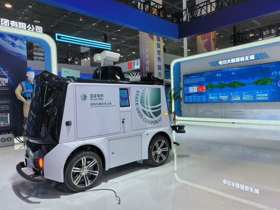 Un vehículo de inspección de la Compa?ía de Suministro de Electricidad de Wuxi, subordinada a la Corporación Estatal de la Red Eléctrica de China, se exhibe en la Exposición Mundial de la Internet de las Cosas 2023, celebrada en la ciudad de Wuxi de la provincia oriental china de Jiangsu, el 20 de octubre de 2023. (Xinhua/He Leijing)