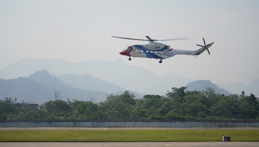 Un helicóptero utilitario civil de gran tama?o AC313A sobrevuela un aeropuerto, en Jingdezhen, provincia de Jiangxi, en el este de China, el 17 de mayo de 2022. (Xinhua/Hu Chenhuan)