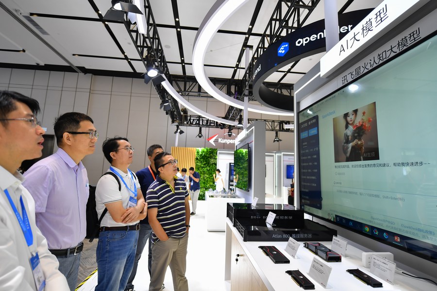 Visitantes se informan sobre un modelo de lenguaje de gran tama?o impulsado por inteligencia artificial, durante la Conferencia Mundial de Computación 2023, que se celebra en la ciudad de Changsha, capital de la provincia de Hunan, en el centro de China, el 15 de septiembre de 2023. (Xinhua/Chen Zeguo)