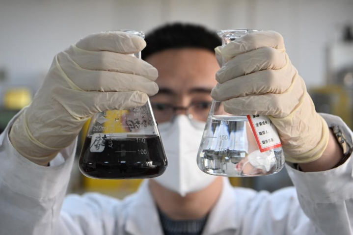 Un investigador ense?a muestras de aguas residuales industriales y agua reciclada procesada en el Centro Nacional de Investigación de Ingeniería y Tecnología de Tratamiento de Aguas Industriales en Tianjin, en el norte de China, el 22 de marzo de 2023. (Xinhua/Sun Fanyue)