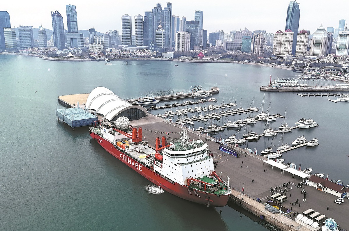 El rompehielos polar Xuelong atraca en Qingdao, provincia de Shandong, el miércoles, marcando la finalización de la 40a expedición antártica de China. Zhang Jin