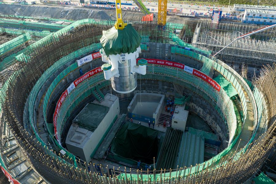 Esta foto, tomada el 10 de agosto de 2023, muestra el avance de las obras de montaje del módulo central del primer reactor modular peque?o comercial del mundo, el Linglong One, ubicado en el distrito autónomo de la etnia li de Changjiang, en la provincia meridional china de Hainan. (Xinhua/Cortesía Corporación Nacional Nuclear de China)