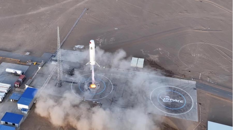 Vista aérea panorámica de un cohete comercial reutilizable chino llamado SQX-2Y despegando del Centro de Lanzamiento de Satélites de Jiuquan, en el noroeste de China, durante su segunda misión de prueba de vuelo, el 10 de diciembre de 2023. (Xinhua/Cortesía)