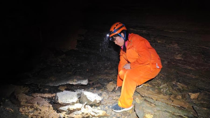 Una experta participa en una expedición científica para explorar la cueva Shuanghe en Zunyi, perteneciente a la provincia suroccidental china de Guizhou, el 13 de abril de 2024. (Xinhua)