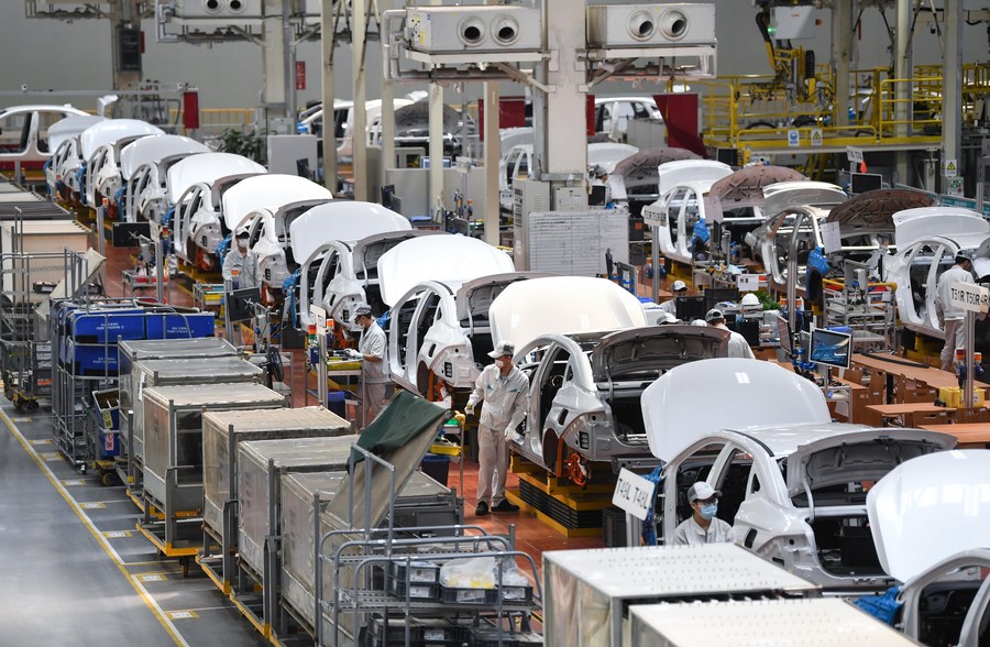 Vista parcial de la línea de ensamblaje de GAC Aion, una subsidiaria de vehículos de nueva energía de Guangzhou Automobile Group Co., Ltd. (GAC Group), en Guangzhou, capital de la provincia meridional china de Guangdong, el 24 de febrero de 2023. (Xinhua/Deng Hua)
