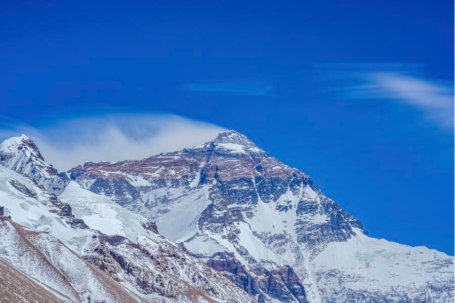 Esta foto, tomada en la tarde del 9 de mayo de 2023, muestra el monte Qomolangma, en la región autónoma de Xizang, en el suroeste de China. (Xinhua/Sun Fei)