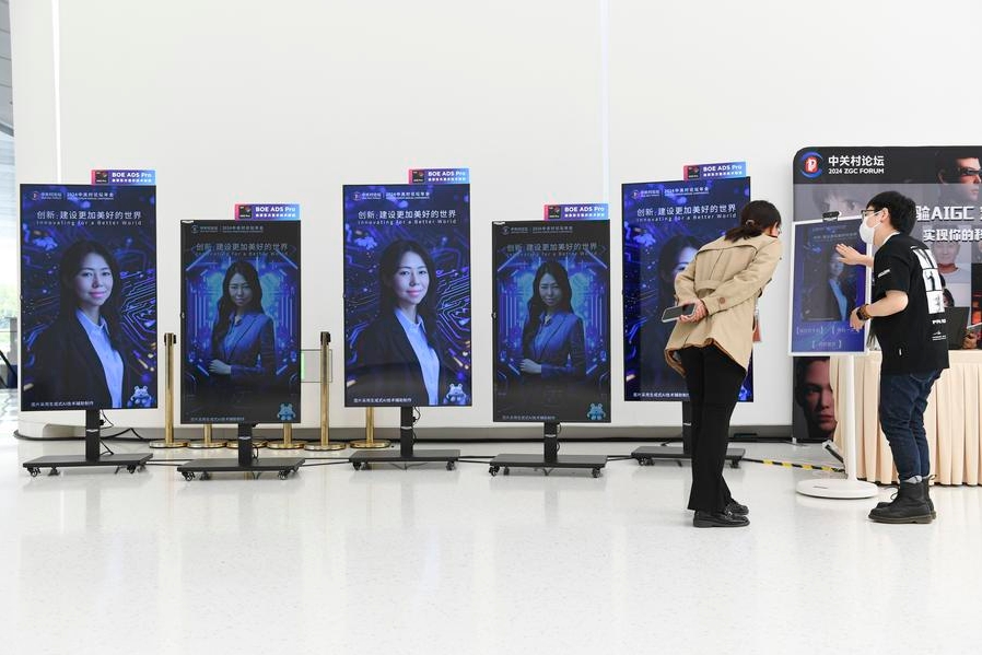 Un miembro del personal prueba un proyecto de IA en el Centro Internacional de Innovación de Zhongguancun, nueva sede del Foro de Zhongguancun, en Beijing, capital de China, el 24 de abril de 2024. (Xinhua/Chen Zhonghao)