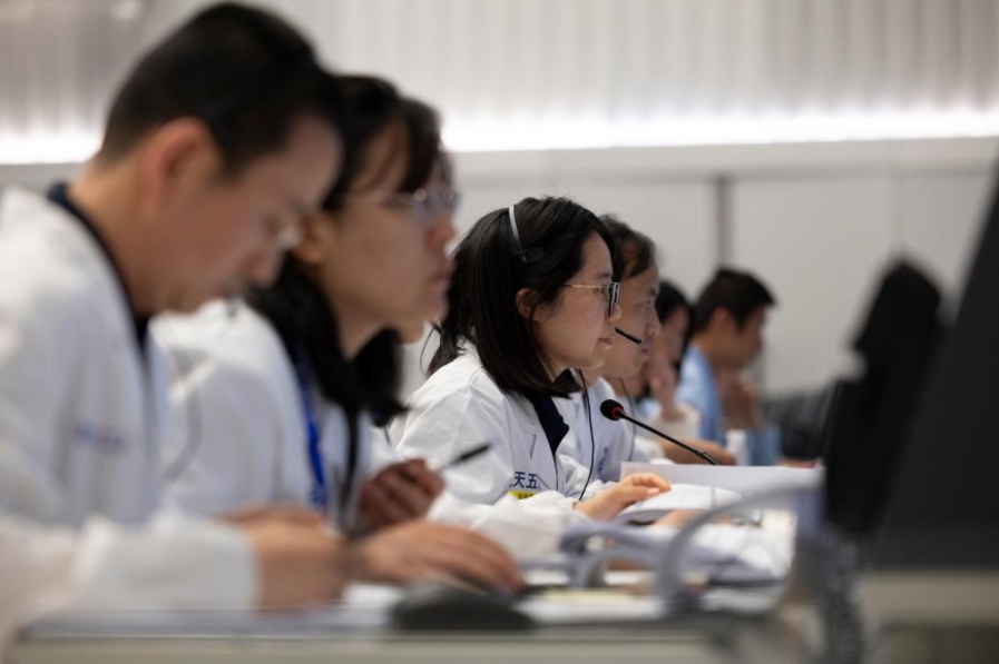 BEIJING, 2 junio, 2024 (Xinhua) -- Personal técnico trabaja en el Centro de Control Aeroespacial de Beijing (BACC, por sus siglas en inglés), en Beijing, capital de China, el 2 de junio de 2024. La sonda Chang'e-6 de China se posó en la cara oculta de la Luna el domingo por la ma?ana, y recogerá muestras de esta zona raramente explorada por primera ocasión en la historia humana, anunció la Administración Nacional del Espacio de China (CNSA, siglas en inglés). Con el apoyo del satélite retransmisor Queqiao-2, la combinación de módulos de alunizaje y ascenso de la sonda Chang'e-6 de China logró posarse con éxito en la zona de alunizaje designada a las 6:23 a.m. (hora de Beijing) en la Cuenca Aitken del Polo Sur. (Xinhua/Jin Liwang)