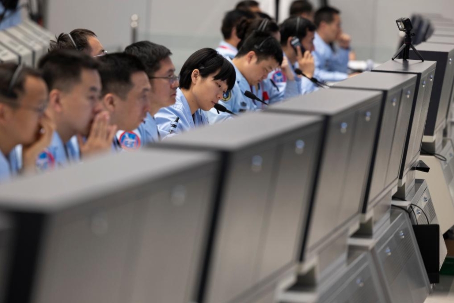 BEIJING, 2 junio, 2024 (Xinhua) -- Personal técnico trabaja en el Centro de Control Aeroespacial de Beijing (BACC, por sus siglas en inglés), en Beijing, capital de China, el 2 de junio de 2024. La sonda Chang'e-6 de China se posó en la cara oculta de la Luna el domingo por la ma?ana, y recogerá muestras de esta zona raramente explorada por primera ocasión en la historia humana, anunció la Administración Nacional del Espacio de China (CNSA, siglas en inglés). Con el apoyo del satélite retransmisor Queqiao-2, la combinación de módulos de alunizaje y ascenso de la sonda Chang'e-6 de China logró posarse con éxito en la zona de alunizaje designada a las 6:23 a.m. (hora de Beijing) en la Cuenca Aitken del Polo Sur. (Xinhua/Jin Liwang)