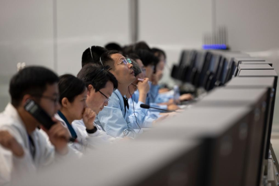 BEIJING, 2 junio, 2024 (Xinhua) -- Personal técnico trabaja en el Centro de Control Aeroespacial de Beijing (BACC, por sus siglas en inglés), en Beijing, capital de China, el 2 de junio de 2024. La sonda Chang'e-6 de China se posó en la cara oculta de la Luna el domingo por la ma?ana, y recogerá muestras de esta zona raramente explorada por primera ocasión en la historia humana, anunció la Administración Nacional del Espacio de China (CNSA, siglas en inglés). Con el apoyo del satélite retransmisor Queqiao-2, la combinación de módulos de alunizaje y ascenso de la sonda Chang'e-6 de China logró posarse con éxito en la zona de alunizaje designada a las 6:23 a.m. (hora de Beijing) en la Cuenca Aitken del Polo Sur. (Xinhua/Jin Liwang)