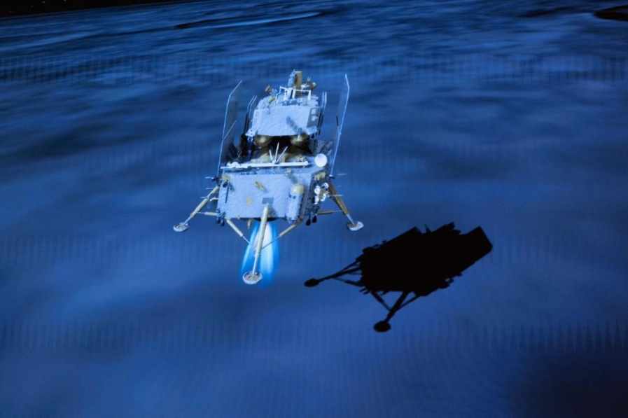 BEIJING, 2 junio, 2024 (Xinhua) -- Imagen tomada de una animación de video en el Centro de Control Aeroespacial de Beijing (BACC, por sus siglas en inglés), el 2 de junio de 2024 de la combinación de módulos de alunizaje y ascenso de la sonda Chang'e-6 alunizando en la cara oculta de la Luna. La sonda Chang'e-6 de China se posó en la cara oculta de la Luna el domingo por la ma?ana, y recogerá muestras de esta zona raramente explorada por primera ocasión en la historia humana, anunció la Administración Nacional del Espacio de China (CNSA, siglas en inglés). Con el apoyo del satélite retransmisor Queqiao-2, la combinación de módulos de alunizaje y ascenso de la sonda Chang'e-6 aterrizó con éxito en la zona de aterrizaje designada a las 6:23 a. m. (hora de Beijing) en la cuenca Aitken del Polo Sur (SPA). (Xinhua/Jin Liwang)