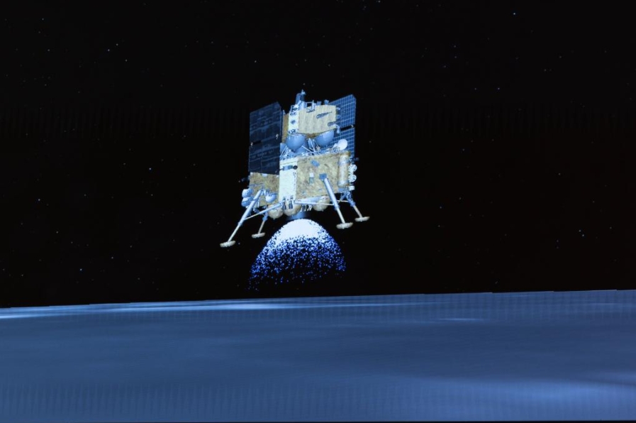 BEIJING, 2 junio, 2024 (Xinhua) -- Imagen tomada de una animación de video en el Centro de Control Aeroespacial de Beijing (BACC, por sus siglas en inglés), el 2 de junio de 2024 de la combinación de módulos de alunizaje y ascenso de la sonda Chang'e-6 antes de alunizar en la cara oculta de la Luna. La sonda Chang'e-6 de China se posó en la cara oculta de la Luna el domingo por la ma?ana, y recogerá muestras de esta zona raramente explorada por primera ocasión en la historia humana, anunció la Administración Nacional del Espacio de China (CNSA, siglas en inglés). Con el apoyo del satélite retransmisor Queqiao-2, la combinación de módulos de alunizaje y ascenso de la sonda Chang'e-6 aterrizó con éxito en la zona de aterrizaje designada a las 6:23 a. m. (hora de Beijing) en la cuenca Aitken del Polo Sur (SPA). (Xinhua/Jin Liwang)