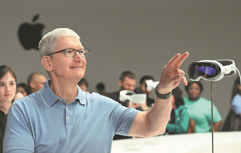El director ejecutivo de Apple, Tim Cook, se dirige a los medios junto a las nuevas gafas de realidad aumentada Vision Pro de la compa?ía en el campus de Apple Park en Cupertino, California, el lunes. [Foto/Agencias]