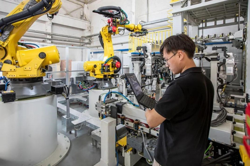 Un técnico depura dispositivos en una línea de producción flexible 5G-Advanced (5G-A) en una fábrica del fabricante de automóviles chino Great Wall Motors (GWM) en Baoding, provincia de Hebei, en el norte de China. (Foto de Luo Daqing)