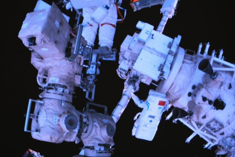 La captura de pantalla en el Centro de Control Aeroespacial de Beijing, tomada el 28 de mayo de 2024, muestra a los astronautas de Shenzhou-18 realizando actividades extravehiculares. (Xinhua/Li Jie)