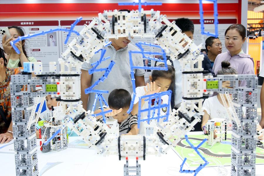 Ni?os se divierten durante la Feria Internacional de Comercio de Servicios de China 2024 (CIFTIS, por sus siglas en inglés) en el Parque Shougang en Beijing, la capital china, el 16 de septiembre de 2024. (Xinhua/Cheng Li)