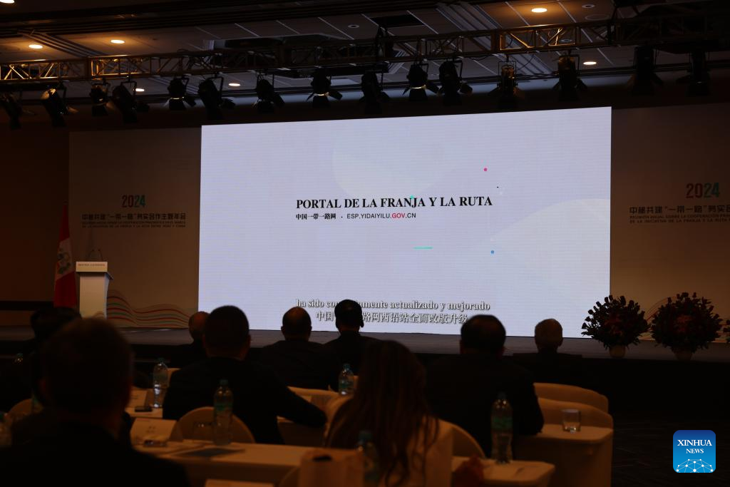 Imagen del 8 de noviembre de 2024 del lanzamiento de la nueva versión en espa?ol del Portal de la Franja y la Ruta de China, en Lima, Perú. La nueva versión en espa?ol del Portal de la Franja y la Ruta de China fue lanzada de manera oficial el viernes en la capital de Perú, Lima, durante la Reunión Anual sobre la Cooperación Pragmática en el Marco de la Iniciativa de la Franja y la Ruta entre Perú y China. (Xinhua/Li Mengxin)