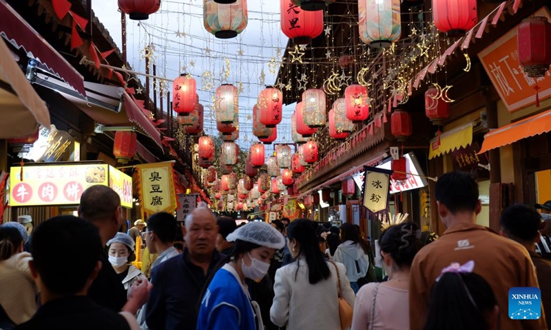 Turistas visitan la antigua ciudad de Tianshui, en Qinzhou, Tianshui, provincia de Gansu, el 1o de mayo del 2024. (Foto: Xinhua)