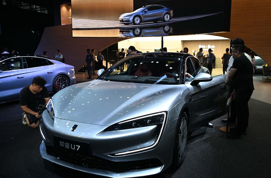 Yangwang U7 de BYD en la 22a Exposición Internacional del Automóvil de Guangzhou, en el Complejo de Ferias de Importación y Exportación de China, en Guangzhou, provincia de Guangdong, 15 de noviembre del 2024. (Foto: Xinhua/ Deng Hua)