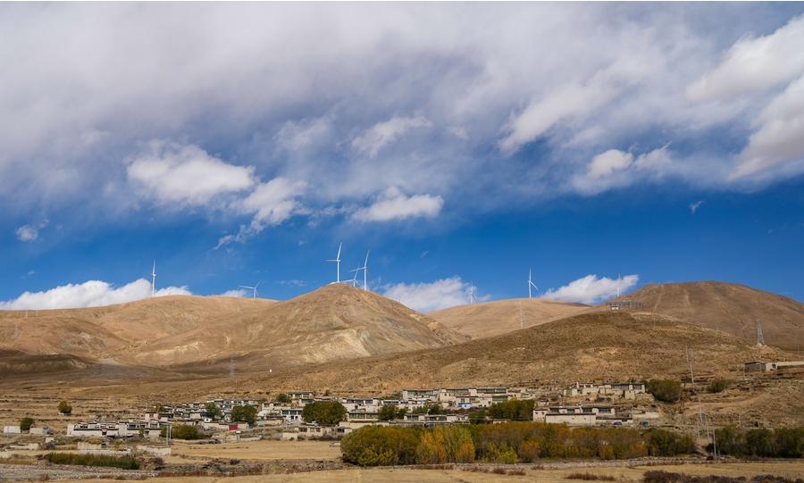 Turbinas eólicas en el distrito de Sa'gya en la ciudad de Xigaze, región autónoma de Xizang, en el suroeste de China, el 17 de octubre de 2024. (Xinhua/Jigme Dorje)