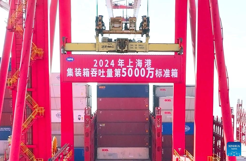 Una ceremonia que marca la unidad equivalente a 20 pies (TEU, siglas en inglés) número 50 millones se lleva a cabo en el puerto Yangshan del puerto de Shanghai, en el este de China, el 22 de diciembre de 2024. El puerto de Shanghai se convirtió el domingo en el primero del mundo en superar los 50 millones de unidades equivalentes a 20 pies (TEU, siglas en inglés) de tráfico anual de contenedores. El puerto ha ocupado el primer lugar a nivel mundial durante 14 a?os consecutivos en términos de procesamiento anual de contenedores. (Xinhua/Puerto de Shanghai)